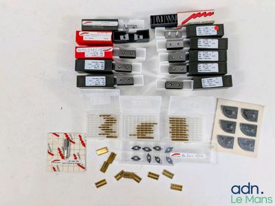 un gros plan sur un ensemble de composants électriques posés sur une table