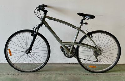 un vélo garé contre un mur dans un garage
