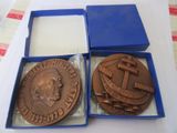 une médaille en chocolat dans une boîte bleue posée sur une table