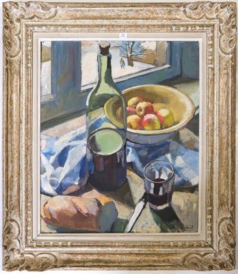 une peinture à l'huile représentant un bol de pommes posé sur une table, à côté d'une bouteille de vin