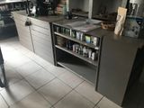 une image d'une cuisine avec beaucoup d'espace de travail