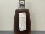 une bouteille d'alcool posée sur un comptoir à côté d'une autre bouteille d'alcool