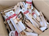 une boîte en carton remplie de chevilles en bois et de cuillères en bois