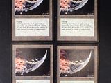 quatre cartes sur lesquelles figure l'image d'une épée, posées sur un fond noir