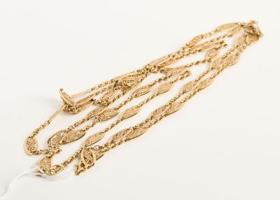un gros plan d'un collier en or muni d'une chaîne