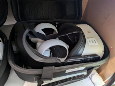 une valise remplie d'écouteurs et d'une télécommande