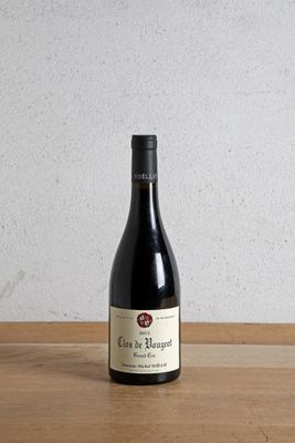 une bouteille de vin posée sur une table en bois