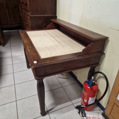 une table sur laquelle se trouve un extincteur