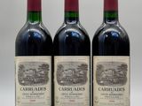 trois bouteilles de vin rouge posées côte à côte sur une table