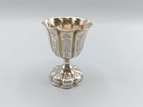l'image d'une coupe en argent posée sur une table