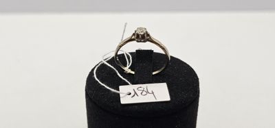 une image d'une bague sur laquelle est accrochée une étiquette avec un nom