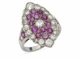 gros plan d'une bague en diamant et rubis sur fond blanc
