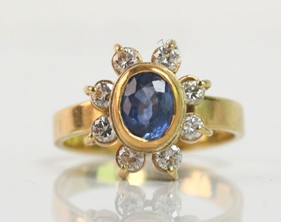 une photo en gros plan d'une bague sertie d'une pierre bleue