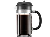 un gros plan d'une cafetière à piston sur fond blanc