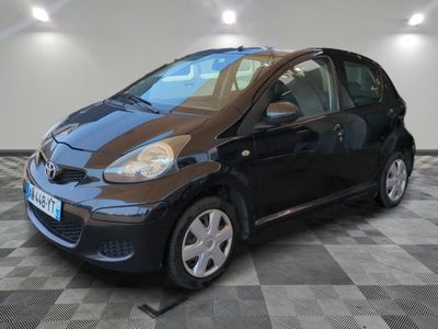 la photo d'une petite voiture noire garée dans un garage