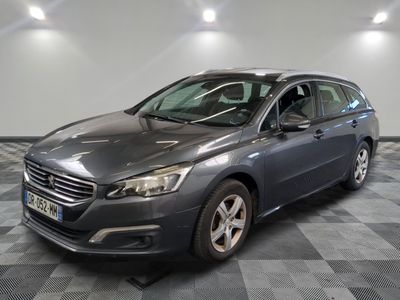 la voiture grise est garée sur un sol en damier dans le garage