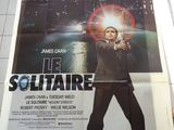 une grande affiche représentant un homme tenant une arme à feu dans une salle de bains