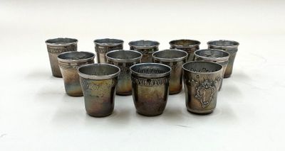 Plusieurs verres à shot sont alignés en cercle sur une surface blanche