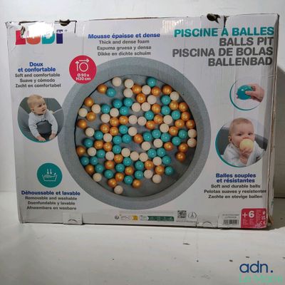 une boîte contenant tout un tas de balles