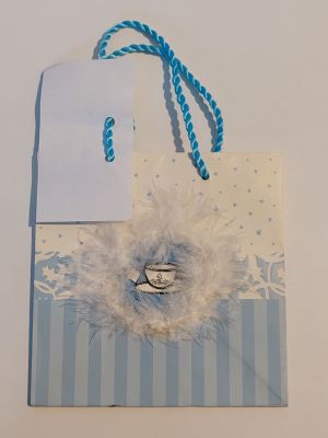 un petit sac cadeau orné d'un motif bleu et blanc