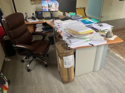 - 1 desserte 2 niveaux verre - 1 bureau bois stratifié avec …