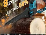 une personne qui utilise une tronçonneuse pour couper une bûche