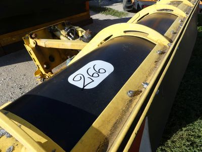 un gros plan d'un train jaune sur lequel figure un numéro