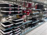 de nombreux plateaux et plats sur les étagères du magasin
