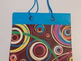 un gros plan d'un sac de courses coloré posé sur une table