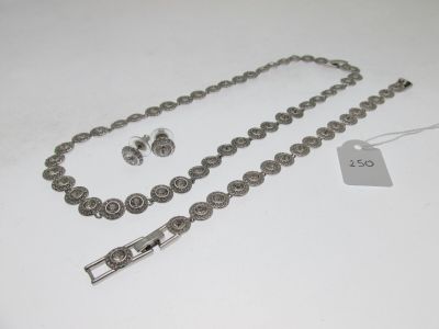 un ensemble composé d'un collier et de boucles d'oreilles en argent