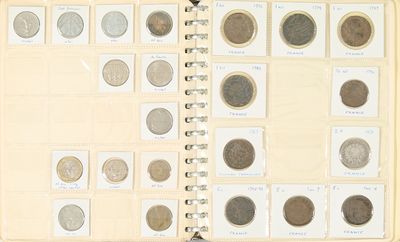 un livre qui contient beaucoup de pièces de monnaie