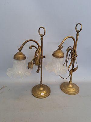 une paire de lampes de table en laiton avec des abat-jours en verre dépoli