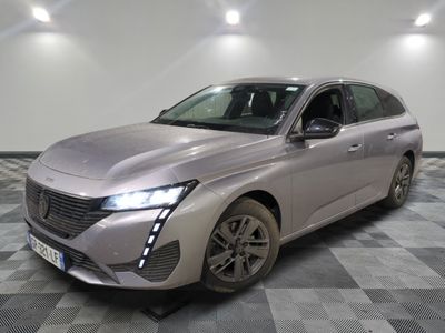 la voiture argentée est garée sur le sol à carreaux d'une pièce