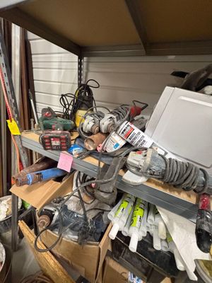 un garage encombré, avec des outils empilés sur les étagères