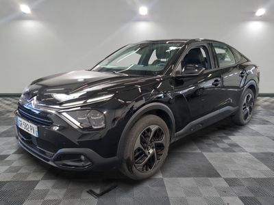 la voiture noire est garée dans le garage sur le sol en damier