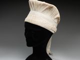 une image représentant une tête de mannequin noire coiffée d'une toque de chef