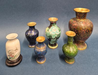 CHINE Suite de 5 vases de forme balustre en émaux cloisonnés…