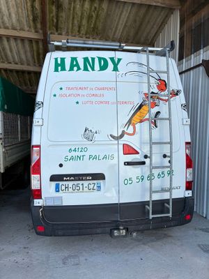 une camionnette garée dans un garage avec une échelle