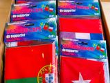 plusieurs drapeaux se trouvent dans une boîte en carton posée sur une table
