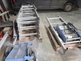 une camionnette garée dans un garage à côté d'autres véhicules