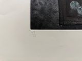 une photo en noir et blanc d'un chat assis sur le rebord d'une fenêtre