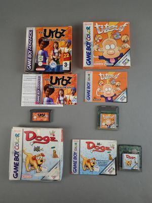 the game boy ' s guide to the simpsons game is on the table
