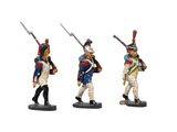 trois figurines représentant des hommes en uniforme, armés d'épées