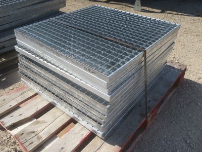 une pile de grilles en acier posée sur une palette