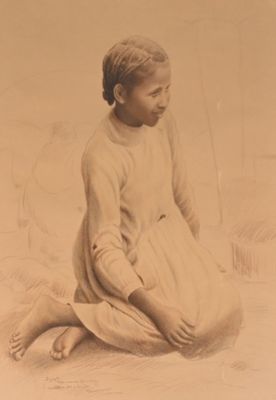 une photographie sépia représentant une jeune fille assise par terre