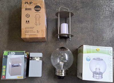 une lampe posée par terre à côté d'une boîte