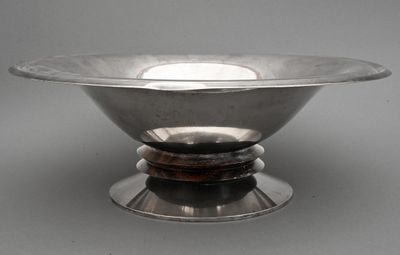 bol plaqué argent sur socle, sur fond gris avec un fond blanc