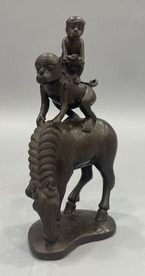 Japon Groupe en bronze à patine brune représentant des singe…