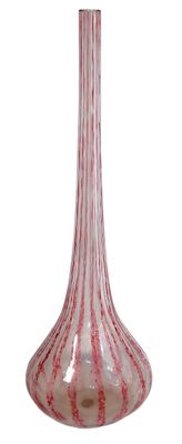 un vase rayé de rouge et de blanc sur fond blanc