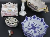 de nombreux objets différents posés sur une table